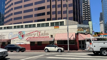 El histórico restaurante de Los Ángeles que reabrirá después de más de 100 años y donará todas sus ganancias
