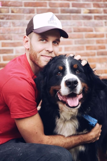 Lucas Otero junto a su