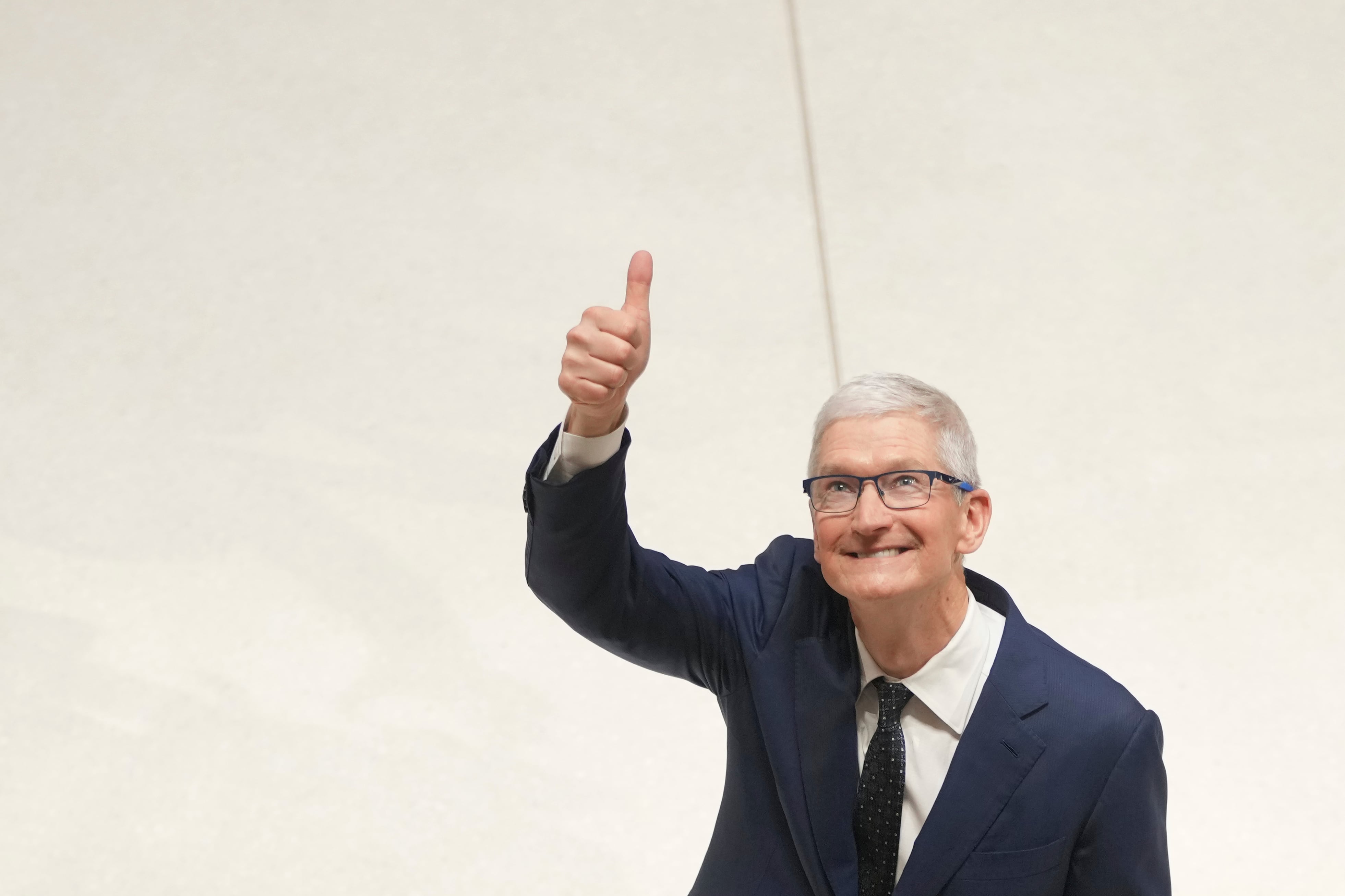 En su carta de despedida, Cook relató que los mensajes incluían desde emergencias médicas detectadas por el Apple Watch hasta recuerdos capturados con el iPhone. (AP)