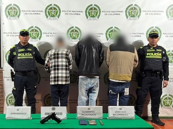 Los ocupantes del automóvil descendieron e intentaron escapar, pero los uniformados lograron detenerlos durante la interceptación - crédito Mebog
