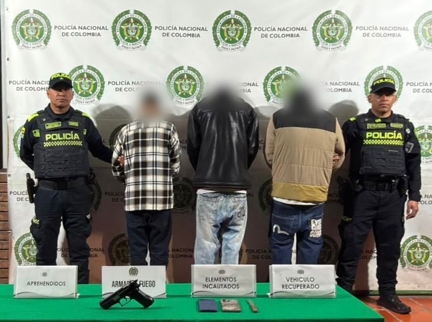 Los ocupantes del automóvil descendieron e intentaron escapar, pero los uniformados lograron detenerlos durante la interceptación - crédito Mebog