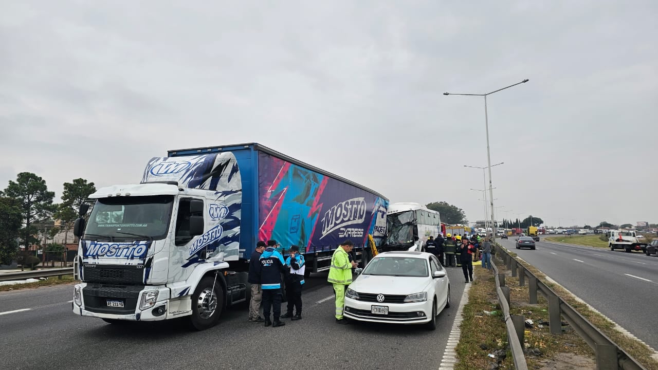 El accidente involucró a un camión, un auto y un micro