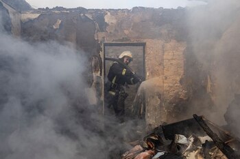 Un bombero trabaja en un distrito residencial que resultó dañado por los bombardeos, mientras continúa la invasión rusa de Ucrania, en Kiev