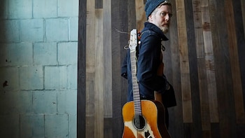 En memoria de Glen Hansard, el músico callejero de Dublín que ganó un Oscar y conquistó Broadway