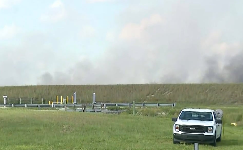 Vecinos y conductores observaron columnas de humo sobre la Sawgrass Expressway, mientras sigue sin conocerse la causa del incendio forestal Atlantic (CBS Miami)