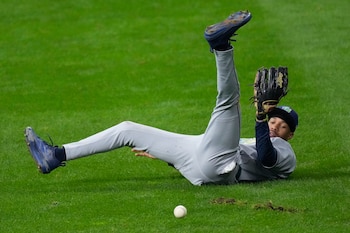 El jardinero izquierdo de los Rays de Tampa Bay, Chandler Simpson, no logra atrapar un elevado bateado por Christian Yelich, de los Cerveceros de Milwaukee, durante la sexta entrada del segundo juego de la Serie Mundial de béisbol, el sábado 24 de octubre de 2026, en Milwaukee, entre los Cerveceros de Milwaukee y los Rays de Tampa Bay. (Foto AP/David J. Phillip)