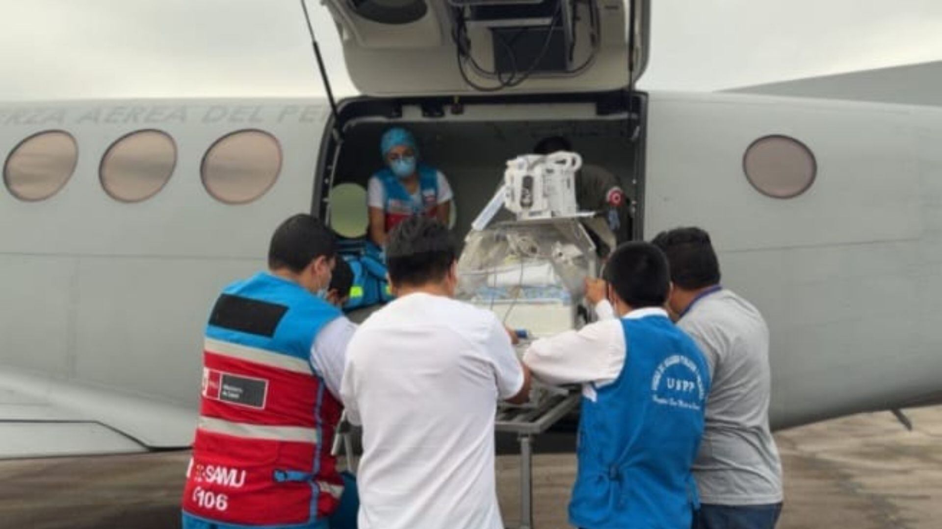 Puente aéreo salva al bebé prematuro de 1.7 kg trasladado de la selva central a Lima.