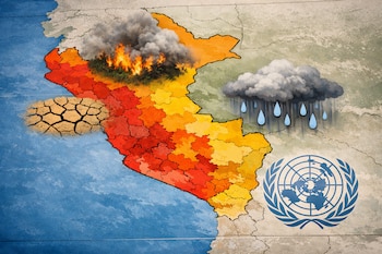 Mapa de Sudamérica con Perú resaltado en colores cálidos. Muestra sequía, fuego y una nube de lluvia, junto al logo azul de la Organización de las Naciones Unidas.