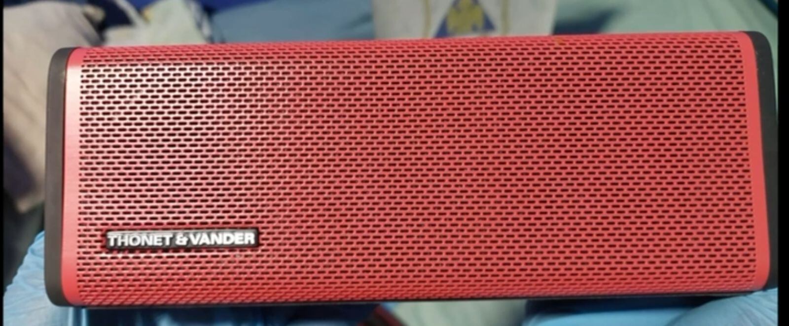 Parlante que pertenecía a la víctima y fue encontrado en la casa de la sospechosa detenida