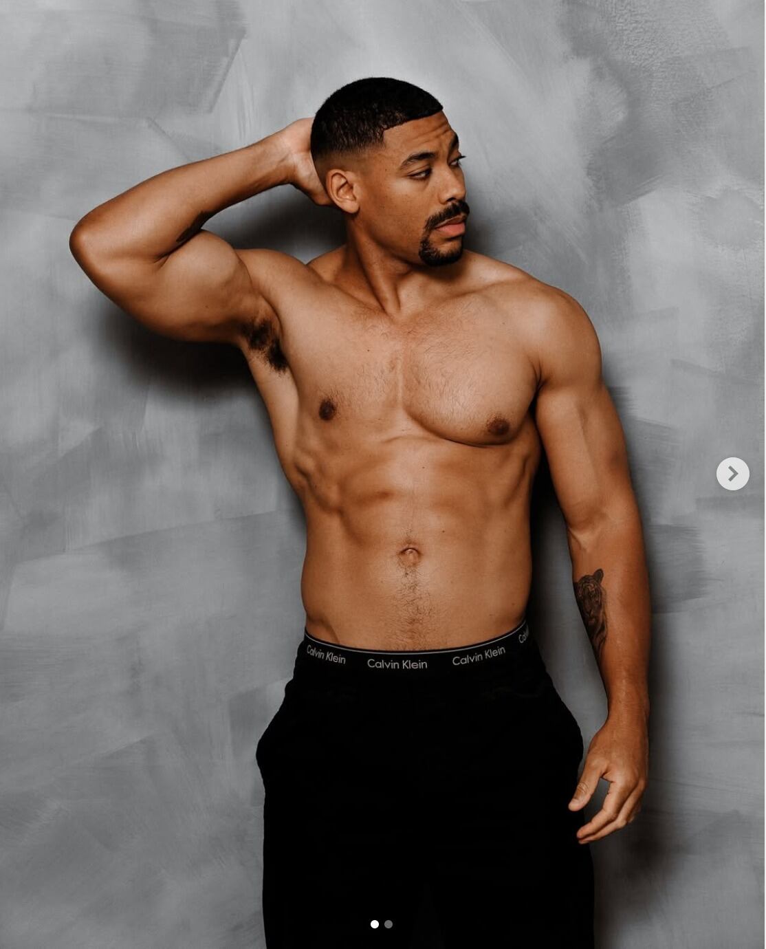 La dieta paleolítica de Aaron Pierre prioriza carne magra, pollo, pavo y frutos rojos para optimizar su rendimiento físico (Instagram)