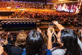 Fanáticos registran con sus celulares