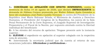Texto mecanografiado de una resolución judicial organizada en cuatro puntos, con la primera sección resaltada en color amarillo