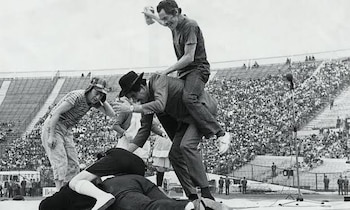 Chespirito y su compañía actuando