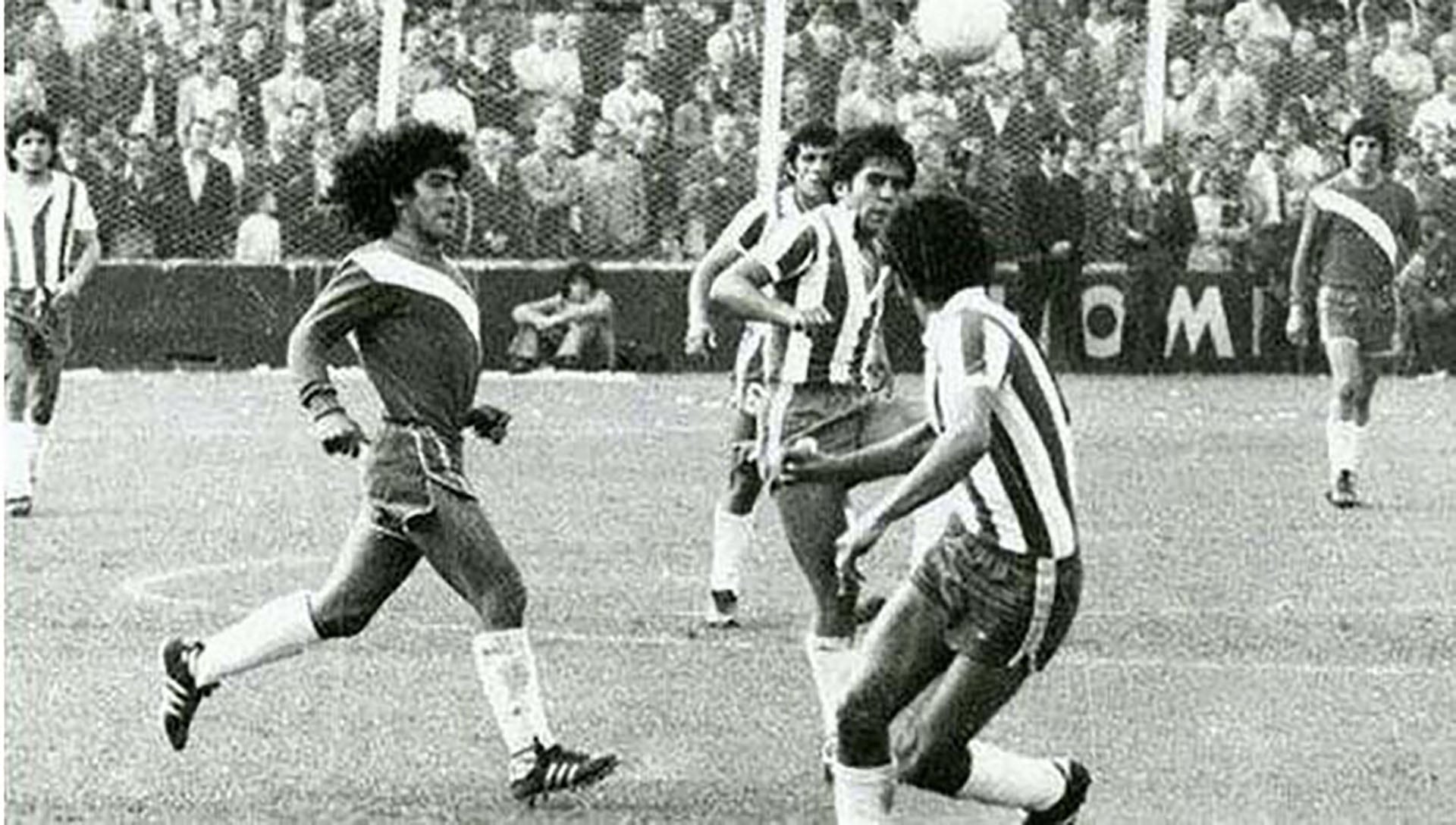 Diego en medio de los jugadores del muy buen equipo que tenía Talleres, revelación de aquellos nacionales de mediados de los 70