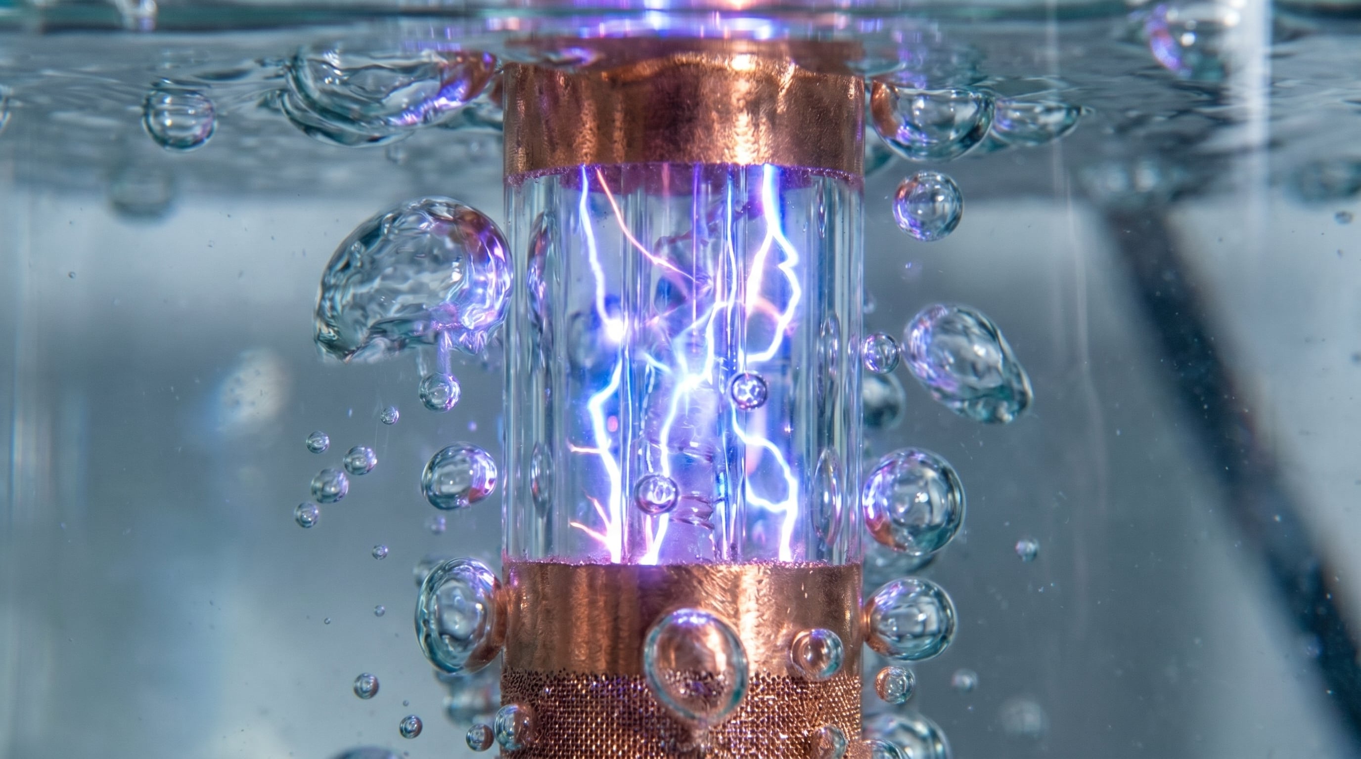 Científicos logran producir metanol a partir de gas natural mediante pulsos de plasma equivalentes a “rayos embotellados” (Imagen Ilustrativa Infobae)