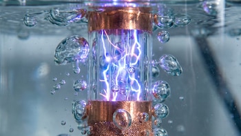 Más eficiente y con menor impacto ambiental: cómo el plasma frío puede transformar gas natural en metanol