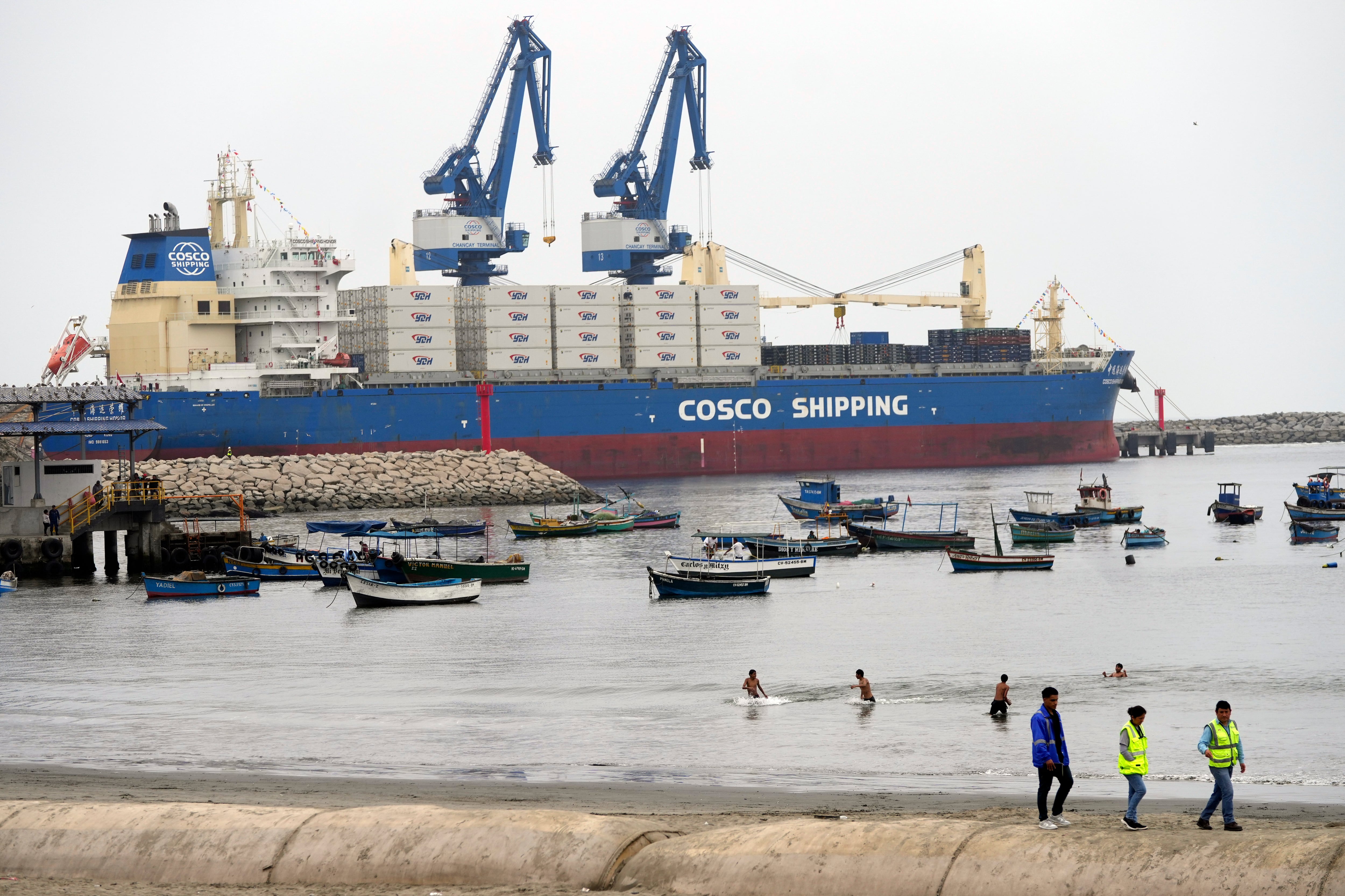ARCHIVO - Un barco de carga se encuentra en un puerto financiado por China en Chancay, Perú, el 12 de noviembre de 2024 (AP Foto/Silvia Izquierdo. Archivo)