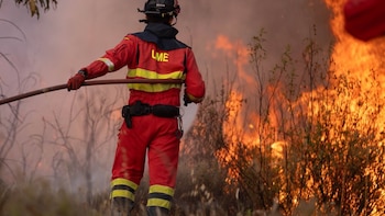 El incendio de Niebla supera las 4.000 hectáreas ante la dificultad por los cambios de viento