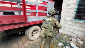 Un reporte vecinal por olor a combustible llevó a la Policía Municipal y a la Marina a un predio de la colonia Viento Nuevo, donde hallaron una conexión ilegal al poliducto federal Tuxpan-Azcapotzalco. Crédito: Especial