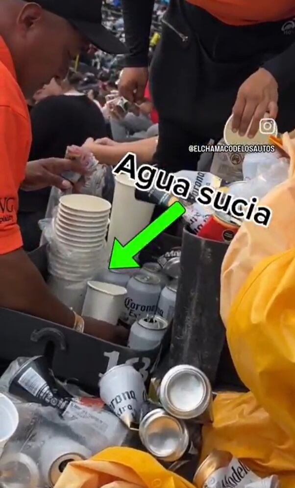 Denuncian a supuestos vendedores de cerveza rellenando vasos con agua sucia (X/ @MXESTADIOS)