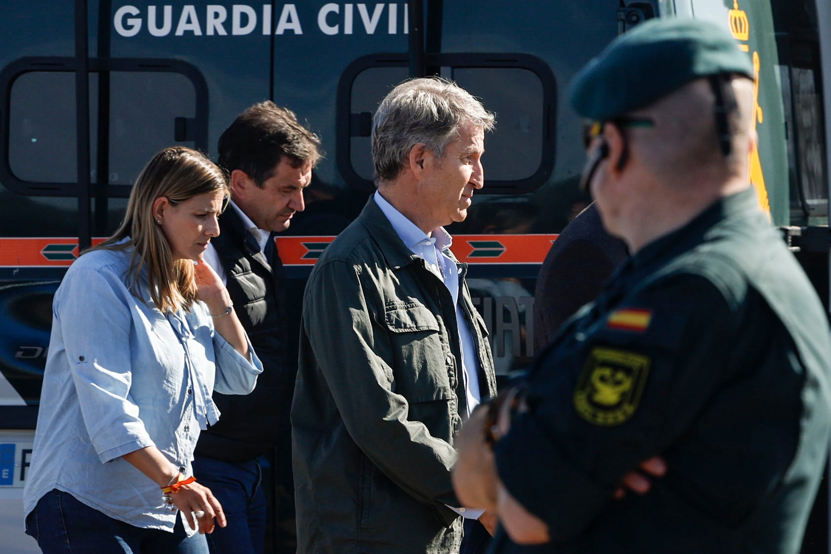 El presidente del PP, Alberto Núñez Feijóo, a su llegada este jueves al puesto de mando avanzado habilitado por el accidente ferroviario en Urda (Toledo). (J.J.Guillen/EFE)