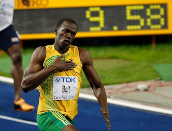 La mentalidad ganadora de Usain Bolt inspira tanto a jugadores como a entrenadores del Manchester United en su búsqueda de excelencia (AP/Michael Sohn)
