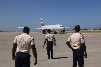 El aeropuerto internacional Toussaint Louverture suspendió sus operaciones internacionales por seguridad (Reuters)