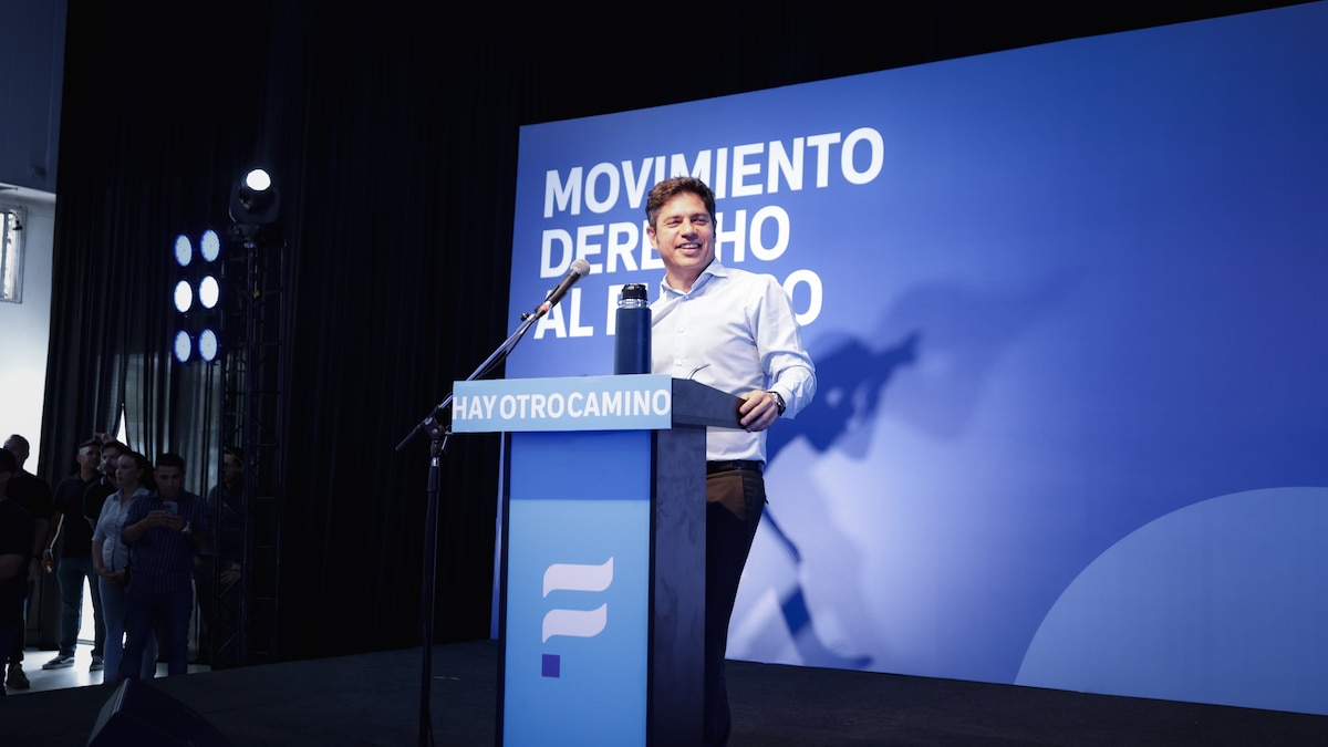 Axel Kicillof en acto político con dirigentes