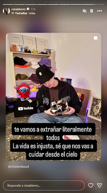 La youtuber Nina Klemo compartió una foto de Chatterbox con su placa de YouTube y escribió: "La vida es injusta, sé que nos vas a cuidar desde el cielo"