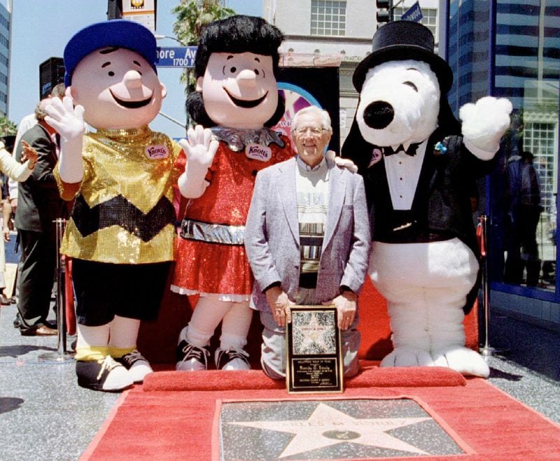 Charles Schulz, creador de los personajes Peanuts con Charlie Brown, Lucy y Snoopy, en ceremonia por su estrella en el Paseo de la Fama de Hollywood, Estados Unidos en junio de 1996 (Reuters)