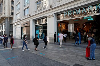 Los clientes ingresan en fila