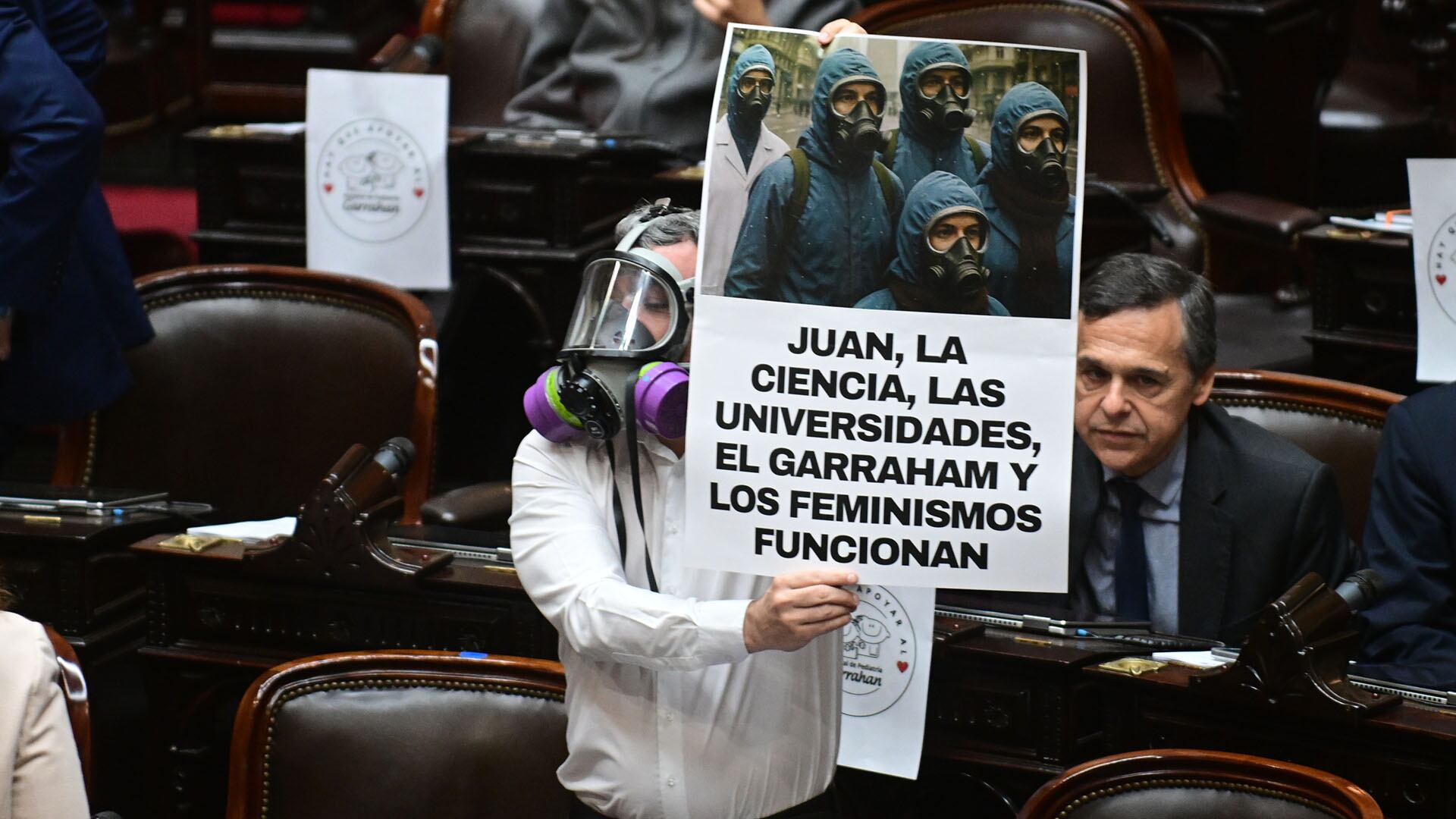 Esteban Paulón utilizó la imagen de El Eternauta para criticar los recortes en ciencia salud y educación (Maximiliano Luna)