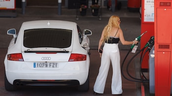 El Gobierno prorroga la rebaja de 15 céntimos a los carburantes y la retirará de forma gradual hasta octubre