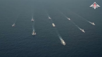 Buques de las armadas rusa y china patrullando conjuntamente el océano Pacífico y realizando ejercicios navales en el mar de China Oriental, el 18 de agosto de 2023 (REUTERS)