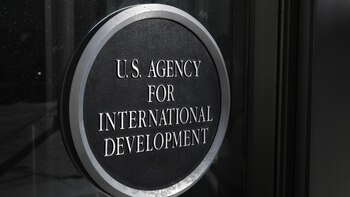 Suspendidos dos funcionarios de USAID