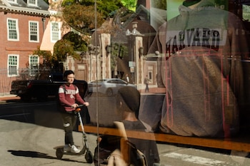 La inflación de calificaciones se ha disparado en Harvard desde que comenzó la pandemia, según Amanda Claybaugh, decana de educación de pregrado de la universidad. Crédito: Sophie Park para The New York Times