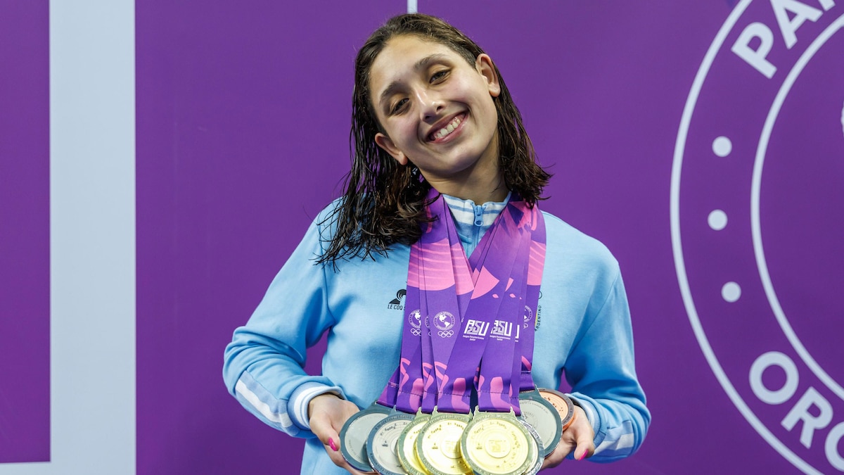 Nadadora compitiendo en pileta olímpica