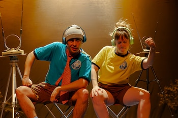 Dos personas con audífonos y