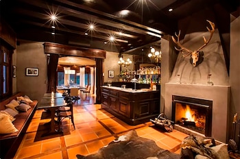 Una sala con chimenea y