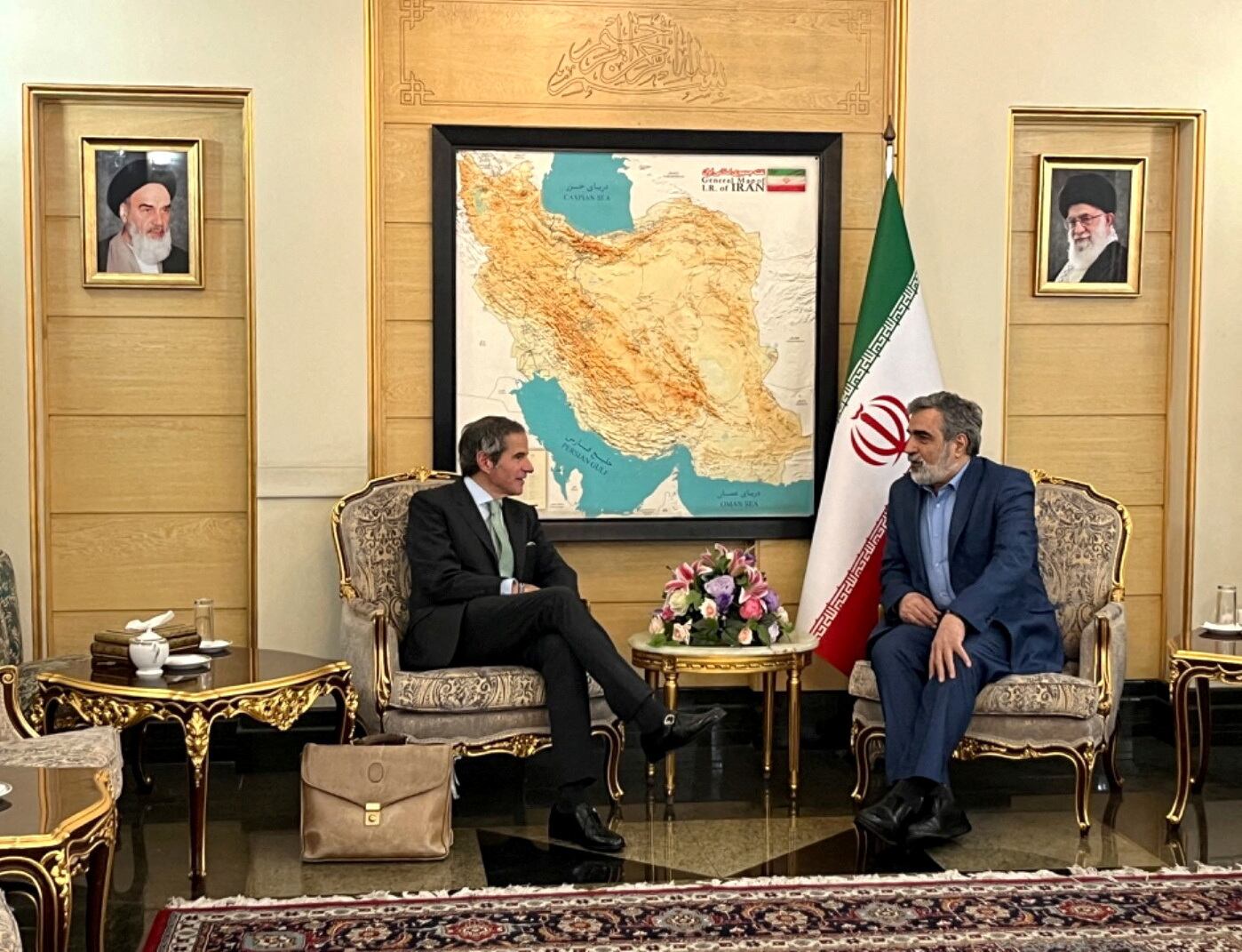 El director general del Organismo Internacional de Energía Atómica, Rafael Grossi, reunido con el subdirector de la Organización de Energía Atómica de Irán, Behrouz Kamalvandi, en Teherán (REUTERS)