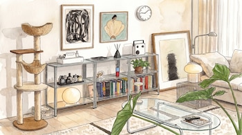 Ilustración acuarelada de sala de estar con árbol para gatos, estanterías, sofá, mesa de centro de cristal y arte abstracto en la pared.