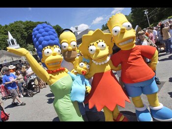 Personajes de Los Simpson posan