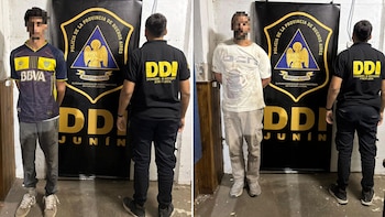 Los dos sospechosos bajo arresto