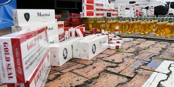 El procedimiento en Soacha también decomisó más de 250 unidades de licor adulterado y 2.300 cajetillas de cigarrillos de contrabando - crédito Gobernación de Cundinamarca