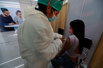 La vacunación contra la covid-19 comenzó en Bolivia a fines de enero con el personal sanitario de primera línea y se amplió progresivamente a otros sectores hasta incluir desde julio a los mayores de 18 años y mujeres embarazadas. Fotografía de archivo. EFE/Martín Alipaz