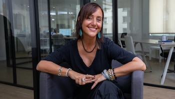 Silvia herreros de Tejada sostiene su nuevo libro 'Juvencolía' en una entrevista con Infobae