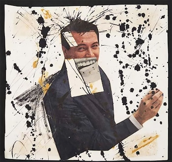 Obra de arte con collage de hombre sonriente en traje oscuro. Fondo blanco con salpicaduras de pintura negra y dorada. Rostro y mano cubiertos parcialmente