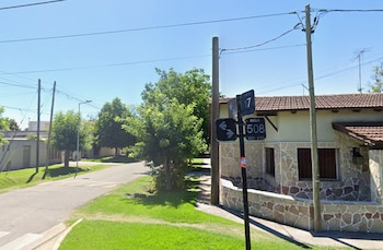 La vivienda asaltada está ubicada en 508 entre 16 y 17, en Gonnet, cerca del Hospital San Roque (Google Maps)