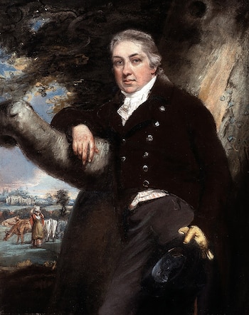 Retrato pictórico de Edward Jenner con cabello gris, traje oscuro y cuello blanco, apoyado sobre un objeto oscuro. Al fondo, vacas, una lechera y un edificio
