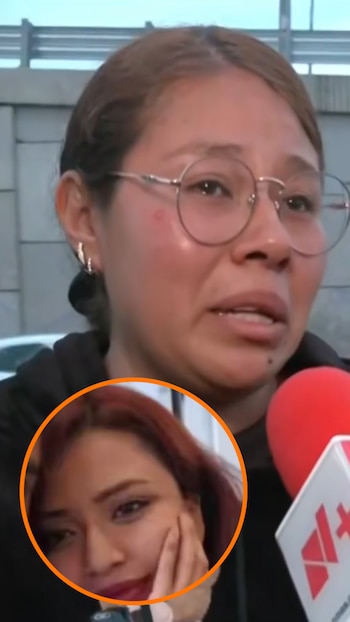 Primer plano de mujer con cabello castaño claro y gafas llorando ante un micrófono, con una foto circular incrustada de una mujer sonriendo